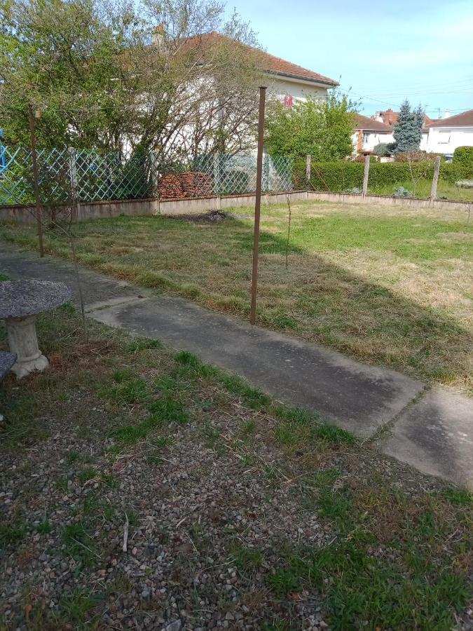Maison Entiere Avec Parking, Garage Et Jardin Montlucon Bagian luar foto